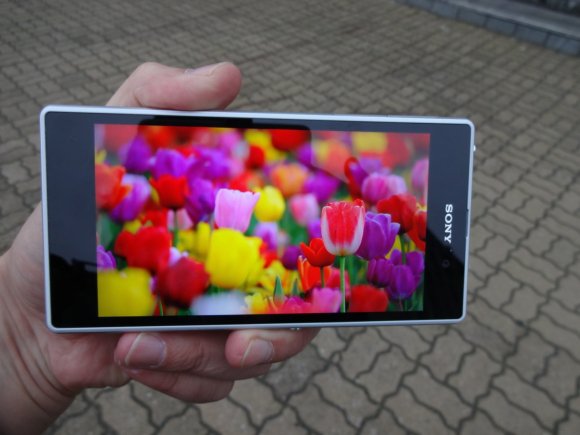 Xperia Z1 - colors in the greyness of the city