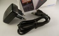 W zestawie znalazły się ładowarka, kabel USB i stacja dokująca