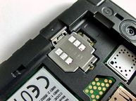 Slot na karty microSIM pod baterią