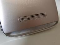 Głośnik w dolnej części tylnego panelu Głośnik w dolnej części tylnego panelu