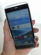 Smartfon bardzo dobrze leży w dłoni Smartfon bardzo dobrze leży w dłoni