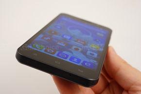 Elegancka obudowa i trzy wirtualne klawisze Elegancka obudowa i trzy wirtualne klawisze