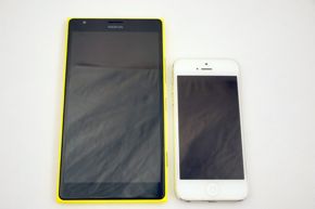 Porównanie wielkości Lumii z iPhone'm 5