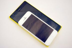 Porównanie wielkości Lumii z iPhone'm 5