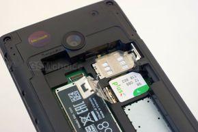 Miejsce na baterię i karty SIM Miejsce na baterię i karty SIM