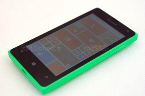 Lumia 435 w przodu i z tyłu Lumia 435 w przodu i z tyłu