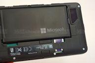 Bateria i miejsce na jej umieszczenie (plus slot na kartę SIM) Bateria i miejsce na jej umieszczenie (plus slot na kartę SIM)