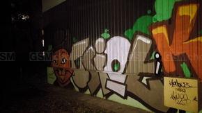 Nocne zdjęcia bez lampy i z lampą