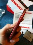 Czerwony telefon, czerwone logo...