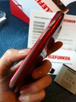 Czerwony telefon, czerwone logo...