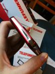 Czerwony telefon, czerwone logo...