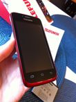 Czerwony telefon, czerwone logo...