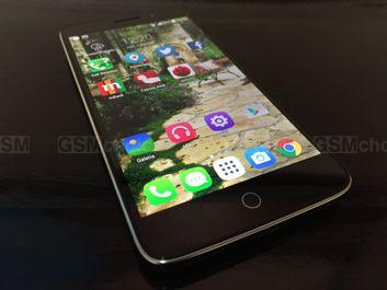 Komórka sympatycznie prezentuje się zarówno na tle białym, jak i czarnym