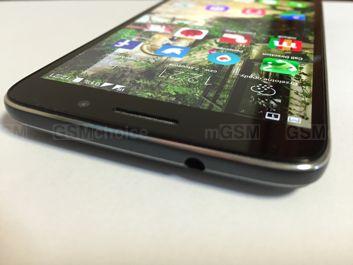 Komórka sympatycznie prezentuje się zarówno na tle białym, jak i czarnym