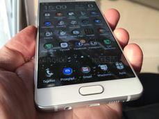 Tył Samsunga A5 2016 także lśniący i elegancki. Niesposób ubrudzić go palcami...