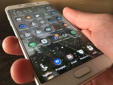 Ekran Samsunga A5 2016 niemalże zachodzi na boki urządzenia